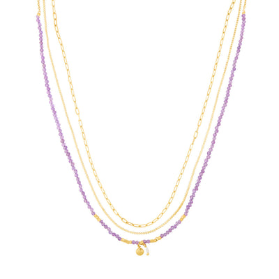 Collier fantaisie par le créateur de bijoux Stalactite Paris, le collier fanraisie Kio 3 rangs est en plaqué or ou plaqué argent, violet.